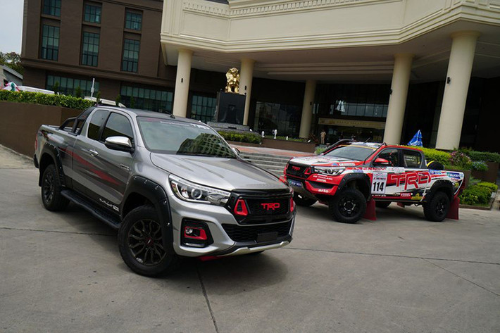 Phiên bản của mẫu Toyota Hilux mới này cũng sở hữu các nâng cấp giống như chiếc màu trắng nói đến ở trên nhưng với các vành xe thiết kế khác một chút và đồ họa sửa đổi. Nó cũng được xây dựng trên chiếc Hilux cabin mở rộng (không phải bản Crew Cab tiêu chuẩn).