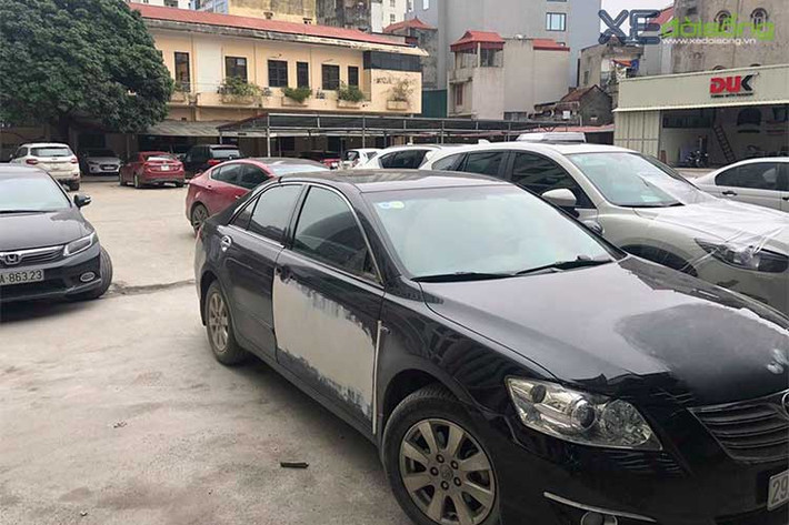 Người dùng thường khắc phục đề-can khó bóc nhưng đã phải bả lại bề mặt và sơn mới do khi bóc đã lột luôn cả lớp sơn bên trong. Theo kinh nghiệm xử lý của những người thợ, bóc đề-can mà giật mạnh, không sấy nóng bề mặt sẽ gây hiện tượng bong tróc lớp sơn xe. Có thể dùng máy sấy hoặc khò nhiệt, hà hơi nóng tới đâu bóc tới đó, Sau đó mới tiến hành xử lý lớp keo còn dính lại trên bề mặt sơn bằng dung dịch tẩy.