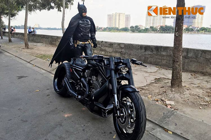 Mẫu xe độ nguyên bản từ V-Rod Muscle xuất hiện tại Sài Gòn đã được chủ nhân thay đổi khá nhiều về phần ngoại hình. Chiếc xe mang phong cách chiến binh với các đường nét cực kỳ sáng tạo.