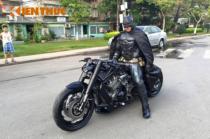 Biker trẻ 9x cá tính Trần Quang Đức, biệt danh "Đức tào Phớ" lại vừa gây "bão" trên mạng xã hội khi tung hàng loạt hình ảnh "tự sướng" với siêu môtô Harley-Davidson V-Rod Muscle độ cùng bộ trang phục siêu anh hùng Batman.