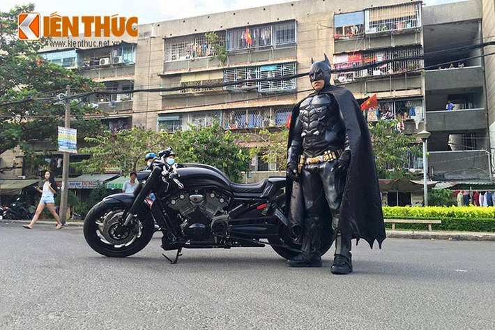 Trong bộ đồ siêu anh hùng Batman này, anh chàng sánh đôi cùng chiếc V-Rod Muscle nổi tiếng của hãng xe Mỹ được độ lại gần như hoàn toàn với ngoại hình màu đen bắt mắt và khá "xuyệt tông".