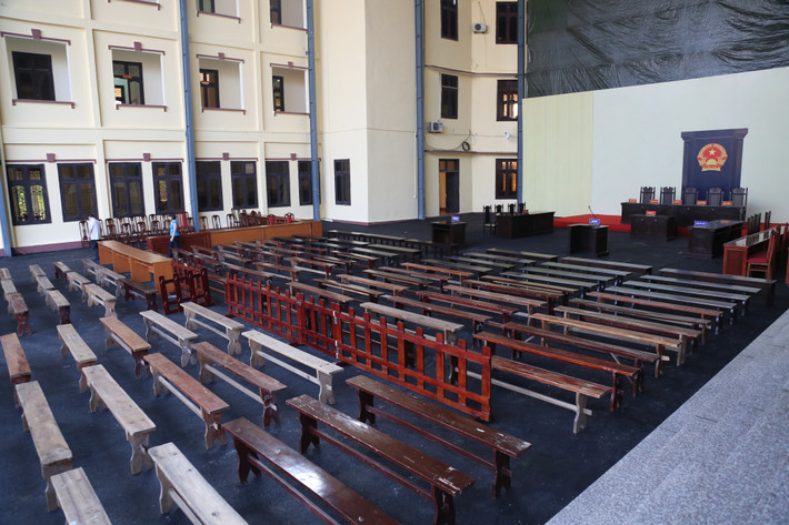 Khu vực rộng chừng 1.000m2 nằm giữa ba tòa nhà xếp hình chữ U được TAND tỉnh Phú Thọ lợp mái tôn, trang bị đầy đủ để chuẩn bị cho phiên xử sắp tới.