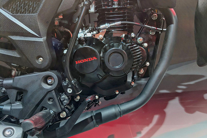 Cung cấp sức mạnh cho Honda X-Blade sẽ là khối động cơ SOHC xi-lanh đơn 2 van làm mát bằng không khí, có dung tích 162,71cc. Động cơ này đem tới công suất 13,93 mã lực tại 8.500rpm và mô-men xoắn 13,9Nm. Nó được đi kèm với hộp số côn tay 5 cấp và treo trên bộ khung thép ống có cấu trức kim cương.