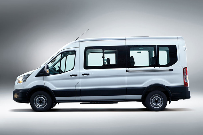 Về thiết kế, Ford Transit 14 chỗ mới được trang bị đầu xe khác biệt với lưới tản nhiệt hình thang. Bên cạnh đó, xe cũng có kích thước dài hơn, rộng hơn và cao hơn so với phiên bản cũ - mang tới khoang hành khách rộng rãi, thoải mái hơn.