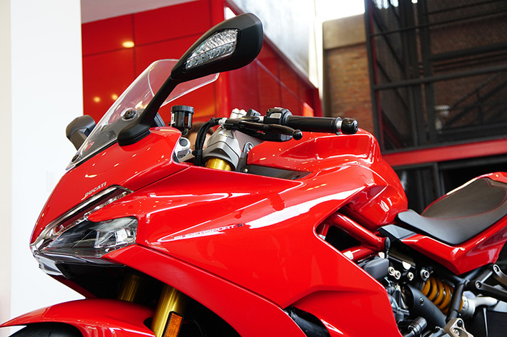 Khác với dòng sportbike Ducati truyền thống, SuperSport có tay lái clip-on đặt cao, yên xe rộng giúp tư thế ngồi thoải mái hơn. Kính chắn gió của xe lớn, có thể nâng cao thêm 50 mm, tương đương với dòng môtô touring. Ducati cho biết SuperSport không có đối thủ trực tiếp ở Việt Nam.