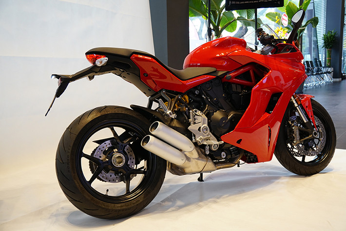 Mẫu xe môtô Ducati SuperSport phiên bản 2017 mới này được cho là dòng xe mới, pha trộn giữa nakedbike Monster, superbike Panigale và Hyper. Kiểu dáng được thiết kế khá phóng tay bởi các kỹ sư người Ý, âm thanh động cơ mang âm hưởng của dòng siêu môtô Panigale nhưng hiền hơn.