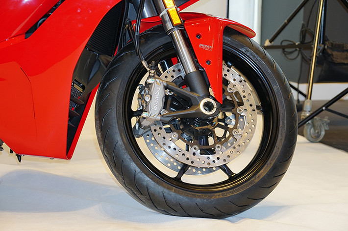 Ở phiên bản tiêu chuẩn, mẫu xe Ducati SuperSport 2017 sẽ được đi kèm hệ thống treo bao gồm phuộc Marzocchi 41 mm tùy chỉnh hoàn toàn và giảm xóc Sachs với lò xo tùy chỉnh theo tải cũng như độ bật nảy. Trong khi đó, phiên bản S của mẫu xe này được trang bị phuộc TIN 48 mm tùy chỉnh hoàn toàn và giảm xóc Ohlins.