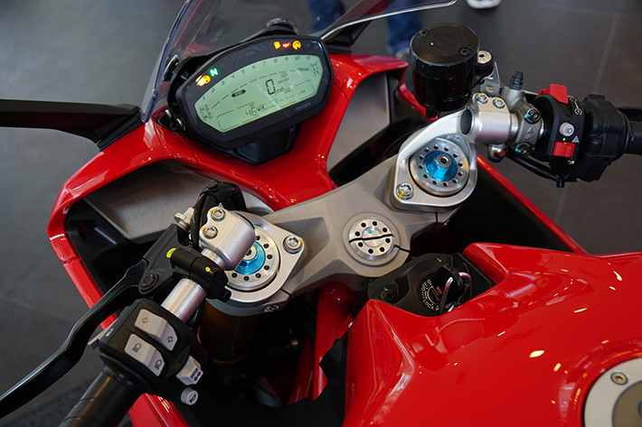 Theo đại diện Ducati cho hay, mẫu SuperSport mới này mang trong mình gen của dòng môtô thể thao nhưng lại vô cùng linh hoạt. Bạn có thể dùng nó làm phương tiện đi lại hàng ngày. Đồng hồ của xe hiển thị dạng LCD, cung cấp đầy đủ thông tin cơ bản, cùng những tính năng cao cấp như báo tin nhắn, chơi nhạc và thông báo trên điện thoại.