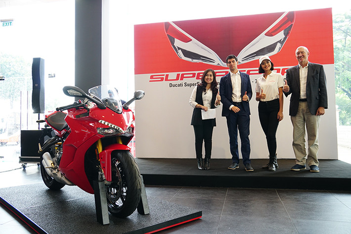 Nhà phân phối chính hãng Ducati Việt Nam vừa tung ra mẫu môtô thể thao đường phố SuperSport gồm 2 phiên bản: tiêu chuẩn và S. Mẫu xe này như là sự pha trộn đủ các yếu tố của hầu như mọi dòng xe Ducati hiện nay. Mẫu xe môtô Ducati SuperSport 2017 phù hợp với mọi tay lái mới, yêu Ducati và giúp họ chạy xe nhàn nhã ở các kiểu đường.