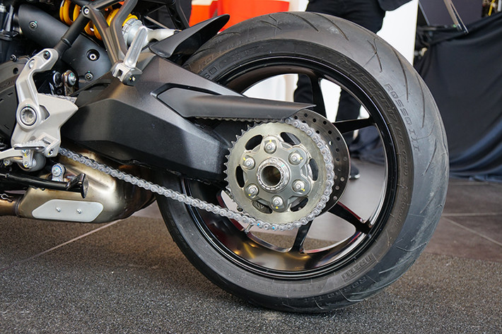 Ngoài những trang thiết bị tiêu chuẩn của Ducati SuperSport 2017 bao gồm các chức năng như; đèn LED định vị ban ngày, màn hình LCD toàn phần, chảng ba hình chữ Y và cổng USB chống thấm nước trong cốp... Mẫu xe này còn có 3 chế độ lái khác nhau là Sport, Touring và Urban.