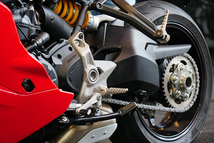 SuperSport 2017 sở hữu khối động cơ Testastretta nghiêng 11 độ, làm mát bằng dung dịch, dung tích 937 cc. Kết hợp với hộp số 6 cấp, động cơ tạo ra công suất tối đa 111 mã lực tại vòng tua máy 9.000 vòng/phút và mô-men xoắn cực đại 71,3 lb-ft tại vòng tua máy 6.500 vòng/phút. Theo hãng xe Ducati, động cơ mới này có thể đạt 80% mô-men xoắn cực đại chỉ từ vòng tua máy 3.000 vòng/phút.