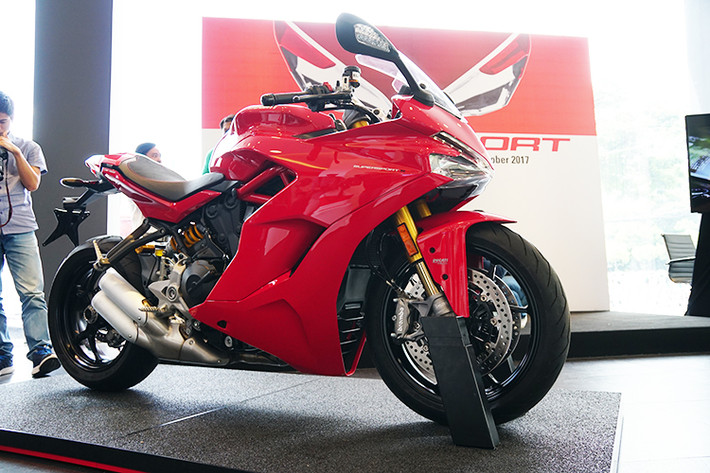 Theo đại diện của nhà phân phối Ducati tại Việt Nam cho biết mẫu xe SuperSport đã trình làng lần đầu tiên lần đầu tiên ra mắt trong triển lãm Intermot 2016 diễn ra vào tháng 10 năm ngoái tại Đức. Trong triển lãm EICMA 2016 diễn ra tại Milan, Ý, Ducati SuperSport còn được bình chọn là mẫu môtô có thiết kế đẹp nhất.