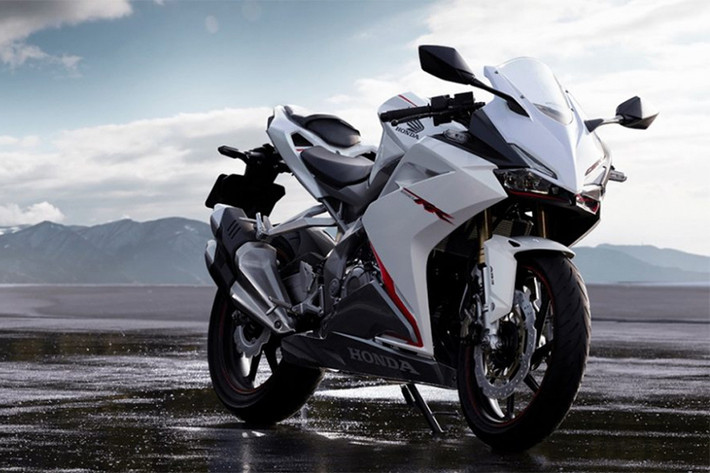 Mới đây, Honda Nhật Bản vừa chính thức giới thiệu mẫu xe môtô thể thao Honda CBR250RR ABS 2018 phiên bản màu trắng ngọc hoàn toàn mới, tuy nhiên công suất động cơ không hề có thay đổi như dự kiến.