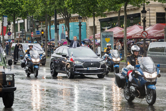 Ngoài việc là tổng thống trẻ nhất trong lịch sử Pháp, Emmanuel Macron còn là một trong những nguyên thủ giản dị nhất thế giới. Trong khi những nhà lãnh đạo khác sử dụng limousine chống đạn chế tạo riêng hoặc tối thiểu là một chiếc "xe dài" thì ông Macron chỉ sử dụng chiếc SUV nội địa DS 7 Crossback. Chiếc SUV này được cải tiến đôi chút để phù hợp với tổng thống như gắn quốc huy, cờ, cửa sổ trời được mở rộng hơn để làm nhiệm vụ xe diễu hành khi cần. Ảnh: Carscoops.