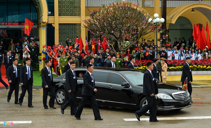 Nhà lãnh đạo Triều Tiên Kim Jong Un thường sử dụng chiếc Mercedes-Benz S 600 Pullman Guard cho việc di chuyển hàng ngày dù đội xe của ông có cả chiếc Maybach 62S. Thời gian gần đây, ông Kim Jong Un bị bắt gặp sử dụng một chiếc Rolls-Royce Phantom. Liên Hợp Quốc đang điều tra các vụ mua bán xe siêu sang cho ông Kim Jong Un vì Triều Tiên bị cấm nhập khẩu các mặt hàng xa xỉ.