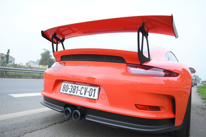 911 GT3 RS của Cường Đô la thuộc đời 2016, ra mắt vào năm 2015 tại Geneva Motor Show. Xe được đưa về nước vào đầu năm 2017 bởi một đơn vị nhập khẩu tư nhân ở Hà Nội. 911 GT3 RS là mẫu xe vừa sử dụng được trên đường công cộng nhưng cũng phù hợp với đường đua.