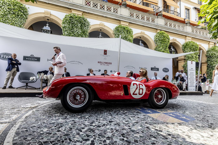 Khách tham quan lái thử chiếc siêu xe cổ Ferrari 750 Monza đời 1955. Vào đầu những năm 60, chủ sở đã phải đổi chiếc sedan Jaguar để lấy chiếc xe đua này. Sau đó, người chủ lắp thêm động cơ Chevrolet V-8 và phần mũi xe bị phá hủy sau va chạm. Mẫu xe này được phục dựng mới tinh như vừa xuất xưởng.