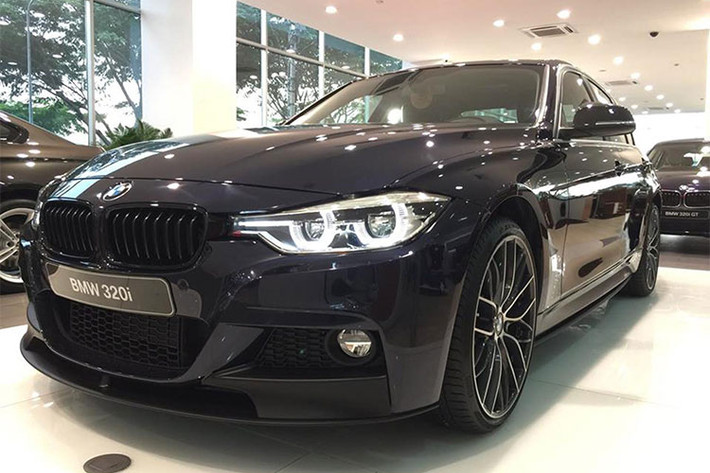 Xe BMW 3 series là một trong những dòng sedan thành công nhất lịch sử của thương hiệu xe Đức và có số lượng lớn đã lăn bánh tại thị trường Việt Nam. So với phiên bản tiêu chuẩn, BMW 320i M Performance phiên bản thể thao được trang bị nhiều chi tiết độ chính hãng đầy cá tính.