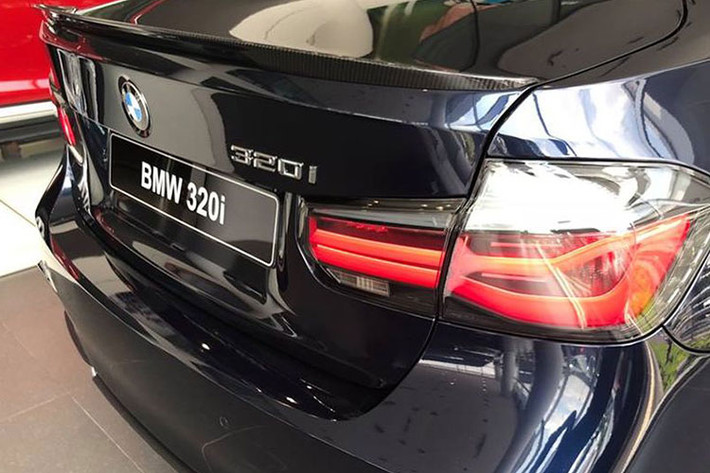 Đuôi cá carbon giúp xe giảm lực cản, tăng tốc mượt hơn khi chạy ở tốc độ cao hoặc tăng lực cản giúp người cầm lái có những cú ôm cua ngọan mục. Những trang bị đi kèm trên chiếc 320i này cũng khá giống với phiên bản BMW 3-Series Sedan M Performance Edition mà BMW đã từng cho ra mắt trước đây tại thị trường Việt Nam.