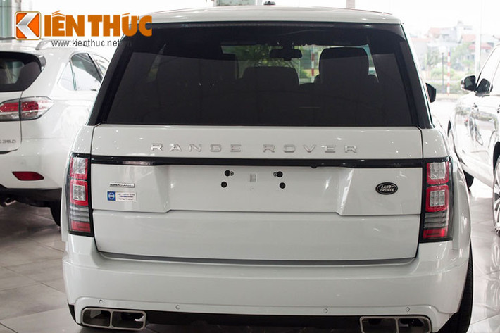 Đuôi xe không có quá nhiều sự thay đổi ngoài chụp ống xả hình chữ nhật. Hệ thống xả của Range Rover Mystere cũng đã được hãng độ này nâng cấp nhằm đem lại tiếng pô uy lực hơn.