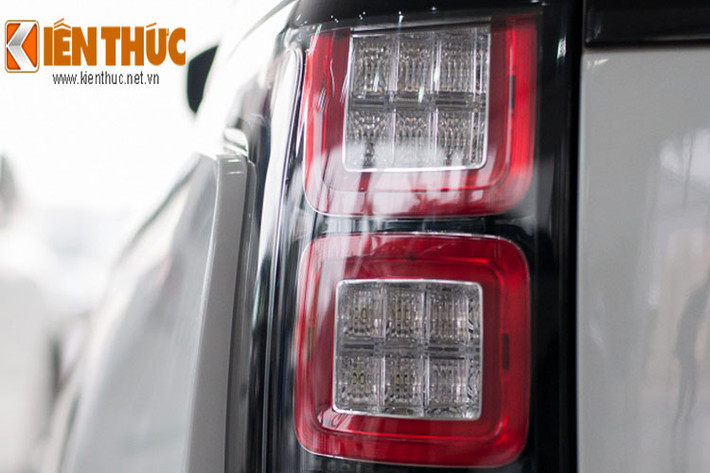 Đèn hậu được thiết kế dạng hình vuông chia ô với đèn Led tinh tế.