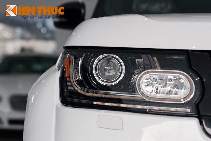Hãng độ đến từ Đức cũng bổ sung 2 dải đèn LED chiếu sáng ban ngày chạy dọc đầu xe nhằm tăng tính thẩm mỹ.