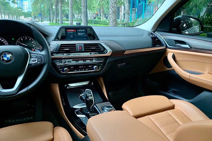 BMW X4 2019 còn nổi bật với vô lăng bọc da tích hợp lẫy chuyển số, ghế lái chỉnh điện và hệ thống âm thanh 12 loa. Công nghệ an toàn cho mẫu xe ngoài những tính năng cơ bản như ABS hay cân bằng điện tử còn hỗ trợ vào cua, kiểm soát hành trình chủ động, cảm biến xung quanh với hệ thống hỗ trợ đỗ xe, cảm biến áp suất lốp, camera lùi và 6 túi khí…