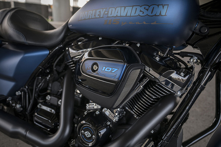 Là một biến thể thuộc dòng Sportster, Forty-Eight sở hữu động cơ V-Twin 1203 cc SOHC làm mát bằng không khí (truyền đồng qua dây đai chứ không dùng xích). Dù không công bố công suất, nhưng hãng xe Harley-Davidson cho biết mô-men xoắn động cơ đạt 96Nm tại 3.750rpm.
