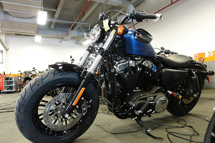 Harley-Davidson Forty-Eight 115th Anniversary (Harley 48) phiên bản kỷ niệm 115 năm hiện đang được niêm yết mức giá chính hãng là 639 triệu tại Việt Nam, cao hơn bản tiêu chuẩn đang bán ra khoảng 30 triệu đồng.