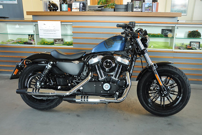 Năm 2010, Hãng xe môtô Mỹ Harley-Davidson đã giới thiệu mẫu xe mới XL1200X với tên gọi Forty-Eight. Mang phong cách “Dark” Nighster của dòng Sportster, mẫu xe môtô Harley Forty-Eight sở hữu một số thiết kế từ dòng xe cổ điển đình đám từng ra đời năm 1948.