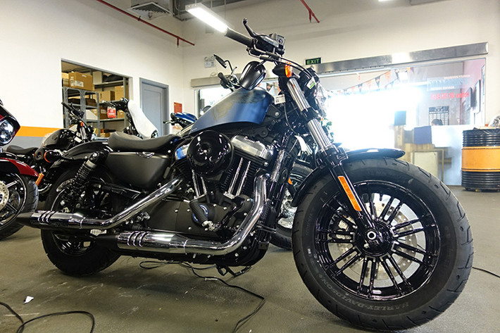 Mới đây, phiên bản Harley-Davidson Forty-Eight 115th Anniversary (hay còn được gọi với cái tên Harley 48) chính hãng đầu tiên đã về đến Việt Nam. Đây là phiên bản đặc biệt, giới hạn số lượng của mẫu xe này nhằm kỷ niệm 115 năm thành lập hãng xe môtô đình đám nước Mỹ.