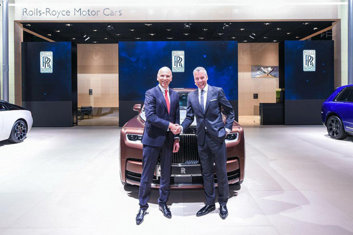 Hãng xe siêu sang Rolls-Royce đang kỷ niệm một năm rất thành công tại Trung Quốc về doanh số bán hàng, vì thế, không gì tuyệt vời hơn khi hãng xe siêu sang Anh quốc đưa một số mẫu xe cao cấp đến Triển lãm ôtô Thượng Hải 2019 để giới thiệu riêng với giới nhà giàu ở đây.