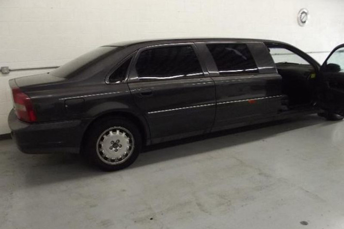 Về nguyên bản, Volvo S80 trang bị hai loại động cơ 3,2 lít I6, công suất 232 mã lực, mô-men xoắn cực đại 320 Nm và động cơ V8, 311 mã lực, mô-men xoắn 422 Nm. Cả hai phiên bản động cơ đều sử dụng hệ dẫn động 4 bánh, hộp số tự động. Tuy nhiên chưa rõ khối động cơ trên chiếc S80 Limousine này ra sao.