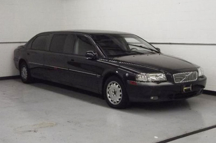 Về mặt lịch sử, các mẫu Volvo luôn có đủ mọi hình dáng, từ những chiếc xe giá rẻ phù hợp mọi người dân cho tới những chiếc wagon vuông vức nổi tiếng, thế nhưng không phải ai cũng nhìn biết đến kiểu dáng lạ lùng này - chiếc xe trong bài viết này là Volvo S80 Limousine 2001, nó từng được sử dụng để chuyên chở viên chức ngoại giao Thụy Điển.