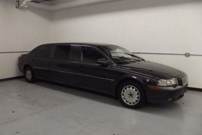 Với mức giá Volvo S80 Limousine này chỉ 3.900 USD, (khoảng 90 triệu đồng) phải nói là vô đối về mặt giá cả và có lẽ sẽ sớm tìm được chủ nhân mới. Thậm chí, người bán trên Craiglist còn tự tin thách thức người mua tìm được một chiếc xe nào giống như thế nữa.
