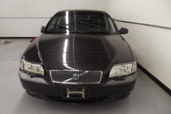 Chiếc xe siêu sang Volvo S80 hàng hiếm có này mới được rao bán trên trang Craiglist với mức giá chỉ 3.900 USD (khoảng 90 triệu Đồng), và là một trong hai chiếc từng được chế tạo bởi Volvo rồi gửi tới nước Mỹ. Nó mới đi được chỉ khoảng 116.000 km trong suốt quãng đời 18 năm và vẫn có diện mạo rất đẹp.