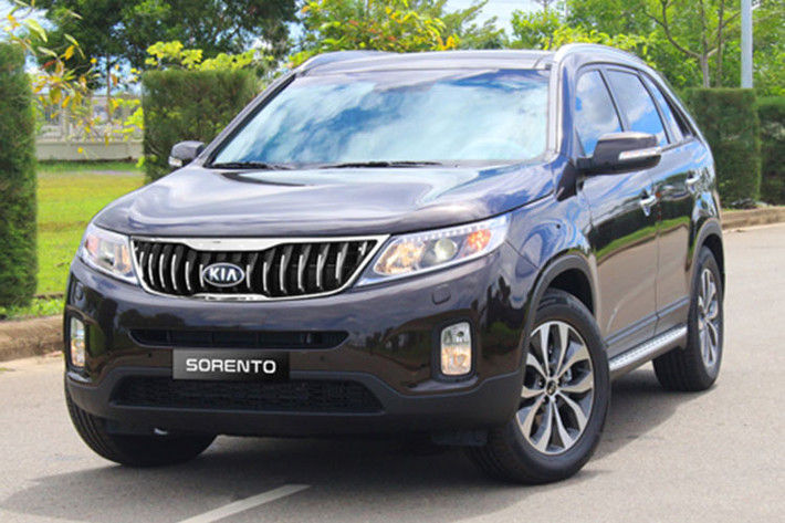 Hiện tại, mức giá của Kia Sorento rẻ hơn vài trăm triệu so với đối thủ Fortuner nhưng doanh số thì ngược lại. Hết 9/2017, Kia tại Việt Nam chỉ bán được 1.109 chiếc Sorento, trong khi đối thủ Toyota bán tới 11.547 chiếc Fortuner. Chỉ riêng tháng 9 có 1.267 chiếc Fortuner gặp khách cũng hơn Sorento bán từ đầu năm.