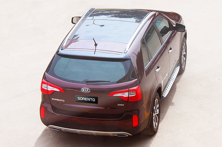 Mẫu xe 7 chỗ Kia Sorento nâng cấp mới tại Việt Nam vẫn giữ nguyên kích thước (dài x rộng x cao) tương ứng là 4.685 x 1.885 x 1.700 mm. Vóc dáng xe khá to so với các mẫu Crossover 5 chỗ khác, tương đương người anh em Hyundai SantaFe. Do vậy xe phù hợp với đối tượng khách hàng sử dụng cho mục đích phục vụ gia đình với 3 hàng ghế rộng rãi.
