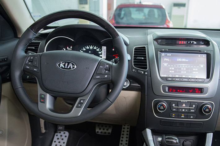 Ở phiên bản nâng cấp mới này, Thaco còn bổ sung cho Kia Sorento vô lăng bọc da - ốp gỗ, rèm che nắng chỉnh tay cho hàng ghế sau. Toàn bộ nội thất được phối màu da Beige thay thế cho màu đen trước đó trên các phiên bản 2015. Bên cạnh đó còn có một số trang bị không thể không nhắc tới như gương chiếu hậu trong chống chói tự động, nút bật chế độ tiết kiệm nhiên liệu, cửa sổ trời panorama…