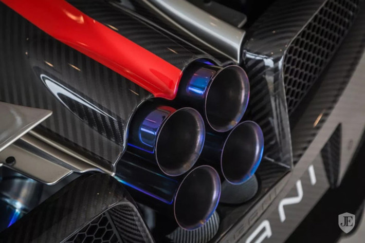 So với nhiều chiếc Huayra khác trên Thế giới, nó cũng có hiệu năng cao hơn hẳn khi được trang bị sẵn gói nâng cấp Pacchetto Tempesta. Để có thể đặt hàng gói Pacchetto Tempesta, chủ nhân của một chiếc Huayra sẽ phải bỏ ra số tiền lên tới 215.000 USD (tương đương 4,86 tỷ đồng) - đắt ngang với một siêu xe động cơ đặt giữa.