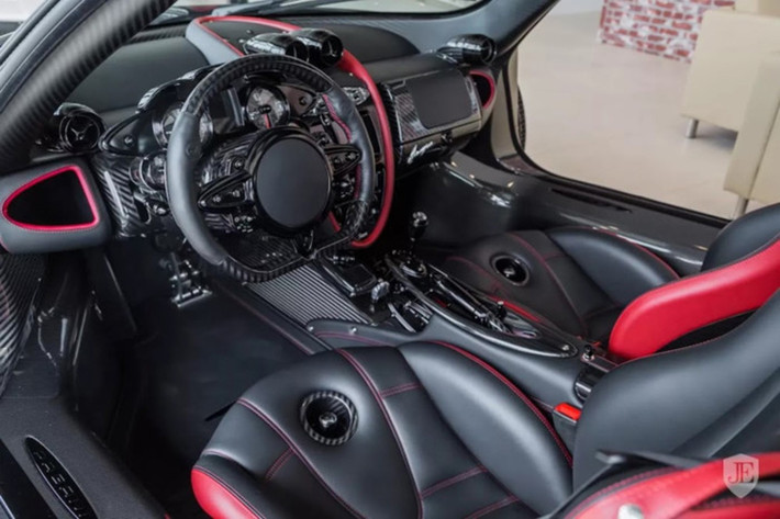 Nằm phía sau khoang lái của Huayra Americano vẫn là khối động cơ V12 6.0L tăng áp kép được mua từ Mercedes-AMG, đem tới công suất 720 mã lực và mô-men xoắn 1100Nm không có thay đổi gì so với phiên bản thường. Sử dụng hộp số ly hợp kép 7 cấp côn đơn và hệ dẫn động cầu sau, chiếc siêu xe này có thể tăng tốc từ 0-100 km/h chỉ trong 3 giây và tốc độ tối đa đạt 383km/h.