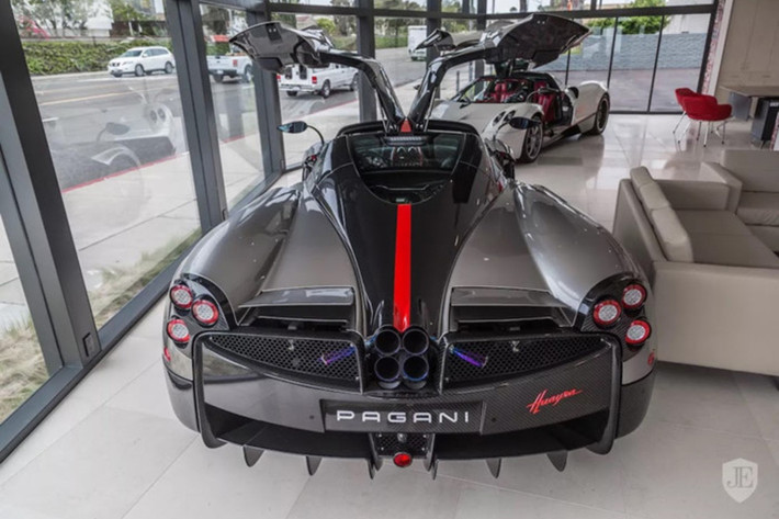 Để chiếc Huayra của mình trở nên khác biệt, một chủ xe tại Mỹ đã đặt hàng Pagani tạo ra một phiên bản đặc biệt cho riêng mình, mang tên Pagani Huayra Americano. Siêu xe mui kín từng được sản xuất này chỉ có duy nhất cá nhân hoá trong số 100 chiếc trên toàn Thế giới.