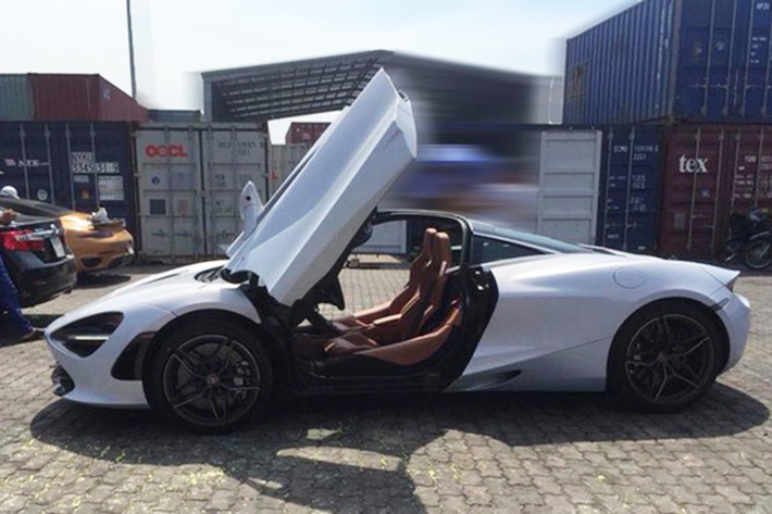 Chưa hết, McLaren 720S còn có thể tăng tốc từ 0-200 km/h trong 7,8 giây, 0-300 km/h trong 21,4 giây, hoàn thành quãng đường 400 mét trong 10,3 giây và đạt vận tốc tối đa 341 km/h. Những con số này không chỉ khiến 720S mạnh hơn cả 2 đối thủ Lamborghini Huracan lẫn Ferrari 488 GTB mà còn khiến nó mạnh tương đương những siêu xe V12.