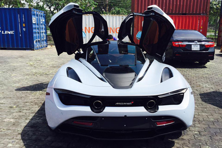 Tại thị trường Anh Quốc, mẫu siêu xe McLaren 720S có giá bán khởi điểm cho phiên bản tiêu chuẩn từ 208.000 Bảng Anh trong khi đó giá của xe tại Việt Nam hiện vẫn chưa được đơn vị nào tiết lộ. Chiếc 720S đầu tiên tại Việt Nam sở hữu ngoại thất màu xám, nội thất bọc da màu da bò.