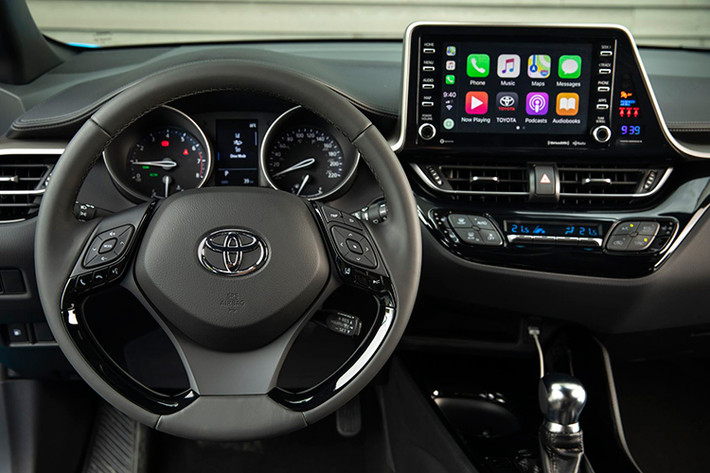 Bên trong Toyota C-HR 2020 xuất hiện hệ thống đa phương tiện mới với màn hình trung tâm cảm ứng 8 inch cỡ lớn hơn. Màn hình này hỗ trợ ứng dụng Apple CarPlay và Android Auto để kết nối với điện thoại thông minh. Bên cạnh đó, hệ thống đa phương tiện mới còn có tính năng nâng cấp bản đồ của hệ thống định vị qua kết nối WiFi.