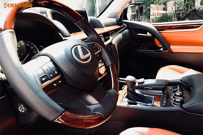 Thay đổi bên trong khoang lái của Lexus LX570 Super Sport 2018 với bản tiêu chuẩn khá khiêm tốn với bàn đạp nhôm và ghế ngồi bọc da màu nâu. Nếu không thích màu nâu, khách hàng có thể yêu cầu bọc da màu đỏ hay trắng. Bên cnahj đó, xe cũng vẫn sở hữu cấu hình 7 chỗ ngồi như phiên bản truyền thống.
