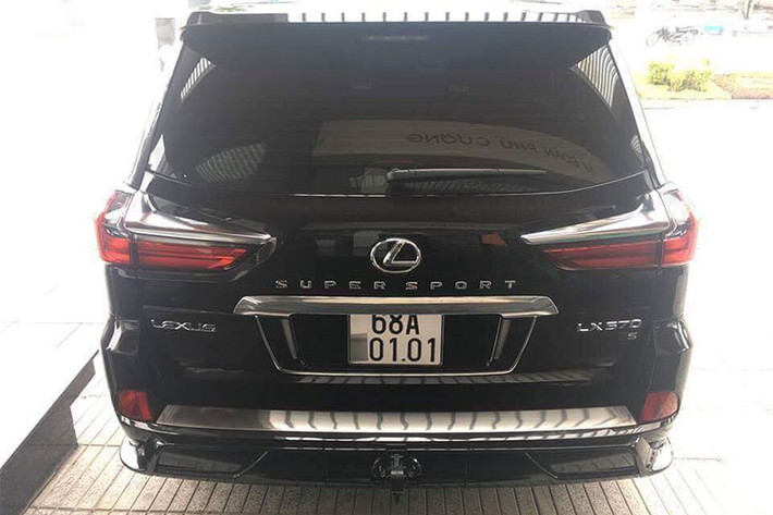 Ngoài ra, xe còn trang bị chế độ lựa chọn địa hình Multi Terrain Select dành riêng cho việc điều khiển xe qua các loại địa hình phức tạp khác nhau. Trang bị an toàn bao gồm; 10 túi khí, hệ thống chống bó cứng phanh, hệ thống cảnh báo điểm mù, ổn định thân xe, hệ thống kiểm soát độ bám đường chủ động, hỗ trợ phanh khẩn cấp...