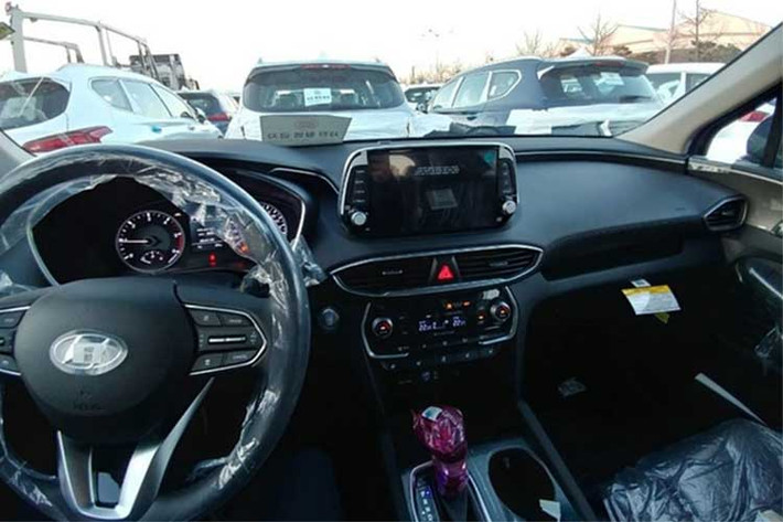 Hyundai SantaFe sẽ giữ hai tùy chọn 2 kiểu 5 chỗ ngồi và 7 chỗ ngồi. Tuy nhiên, phiên bản 7 chỗ ngồi sẽ được “nới rộng” thêm không gian nhằm tăng sự thoải mái cho hành khách. Hyundai hứa hẹn rằng khoảng để chân ở hàng ghế thứ 2 của họ thuộc dạng rộng nhất phân khúc và khoảng trống đầu ở hàng ghế thứ 3 cũng được nâng cấp.