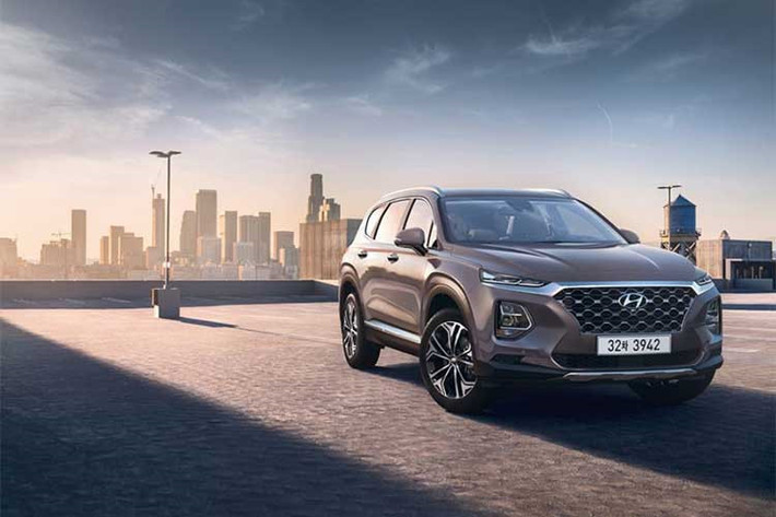 Santa Fe 2019 hiện đã mở đơn đặt hàng tại Hàn Quốc. Phiên bản máy dầu 2.0 L sẽ có giá từ 29,25 triệu Won (tương đương 26.600 USD - khoảng 590 triệu đồng). Máy dầu 2.2 L có giá từ 34,4 triệu Won (tương đương 31.300 USD - khoảng 705 triệu đồng). Bản tăng áp 2.0 L giá từ 28,45 triệu Won (tương đương 25.800 USD - khoảng 585 triệu đồng).