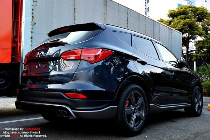 Bộ phận lưới tản nhiệt của xe cũng giống như những hình ảnh đã từng được nhà sản xuất xe Hyundai tiết lộ trong thời gian gần đây. Cụ thể Hyundai Santa Fe 2019 sẽ dùng kiểu thiết kế Cascade với các nan lưới tròn. Đầu xe nhờ đó cũng trở nên to bản và hầm hố hơn.